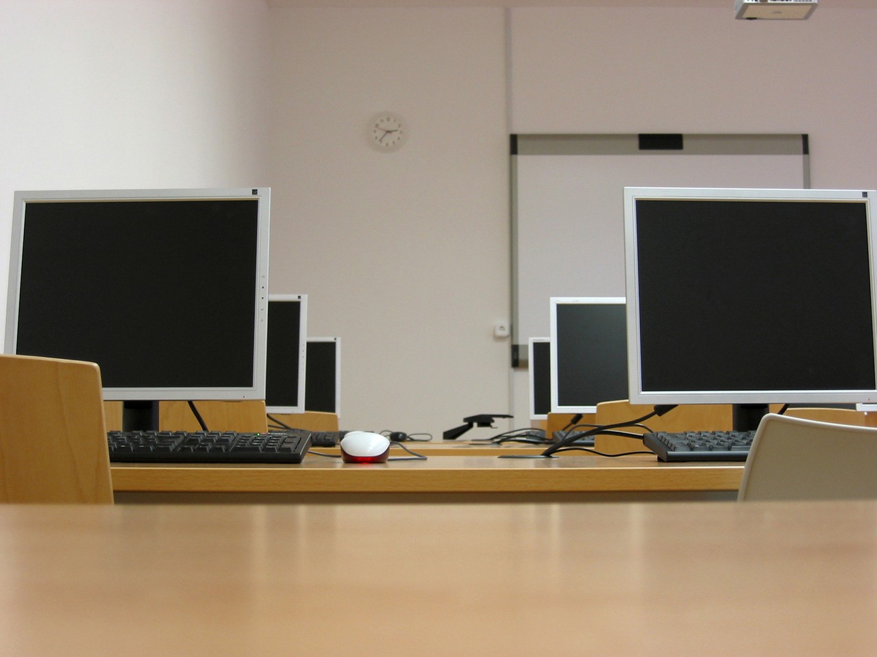 Monitory interaktywne dla szkół – jak załatwić dopłatę?